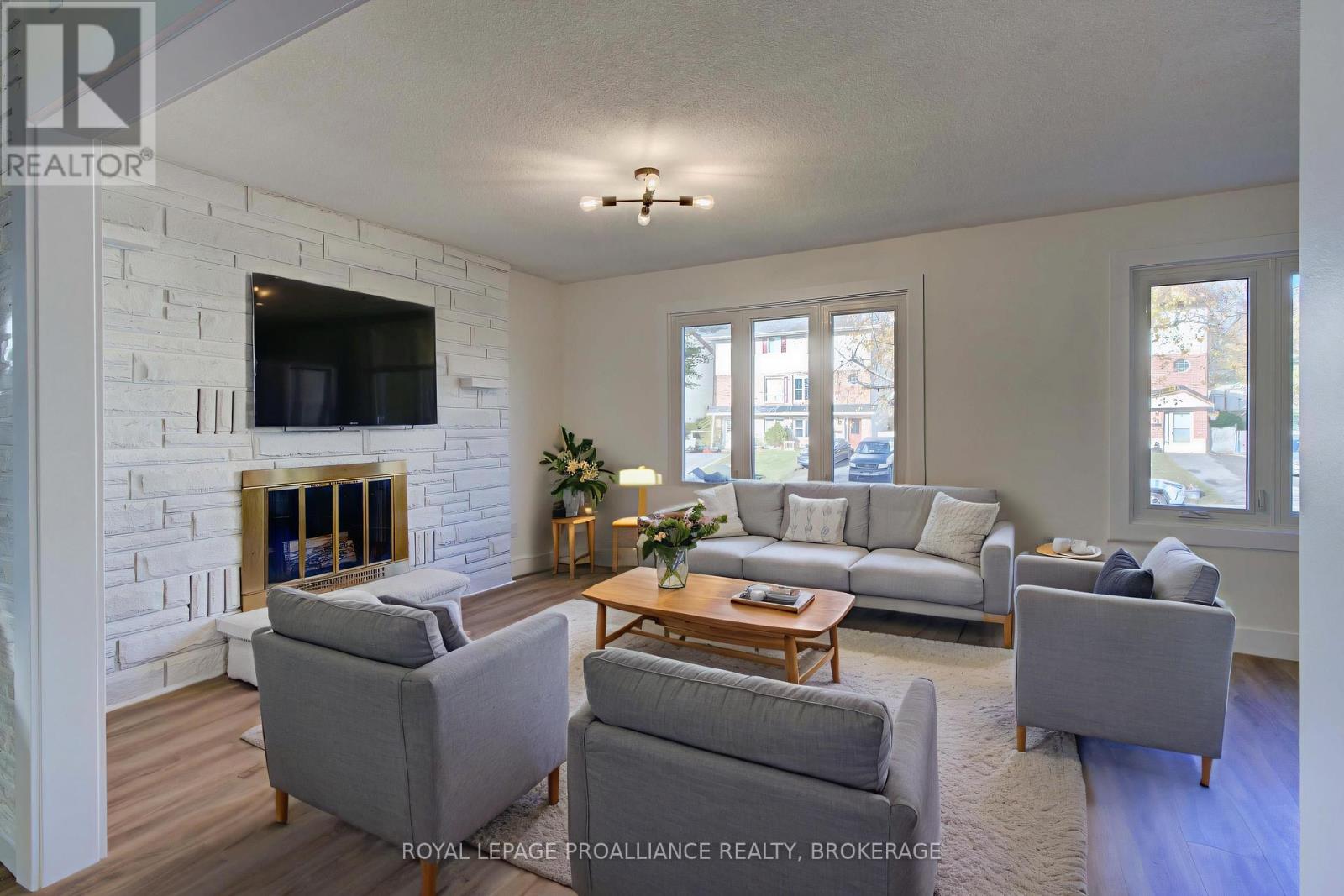 84 Joyce Street, Kingston, Ontario K7K 6A7 - Photo 2 - X12534268