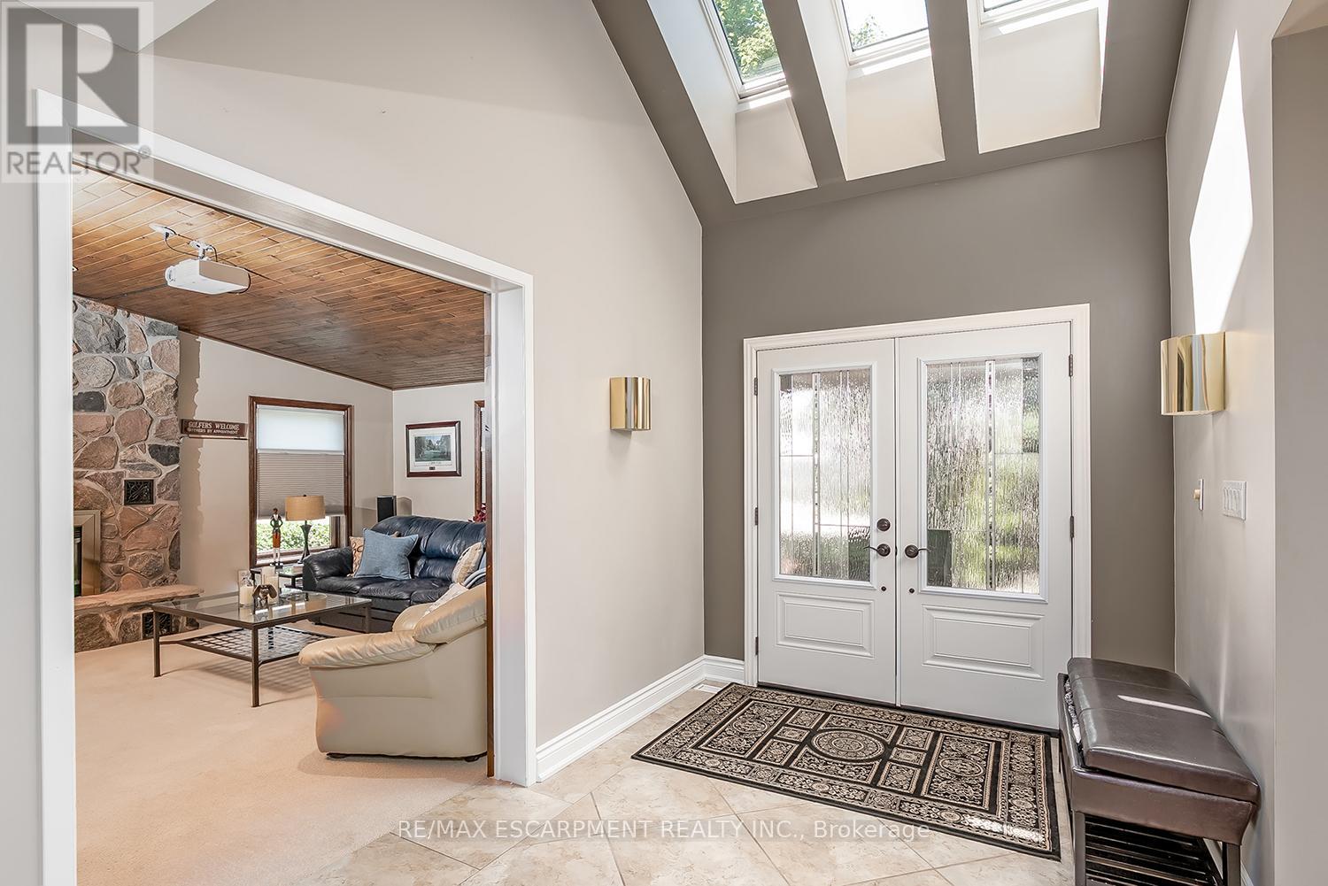 275 Alexander Court, Burlington, Ontario  L7R 4G1 - Photo 5 - W12313019