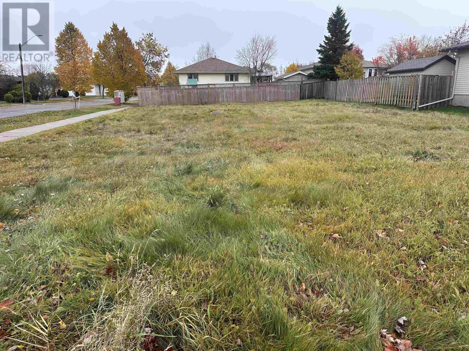 301 Ruby Cres, Thunder Bay, Ontario  P7G 1B1 - Photo 2 - TB253285