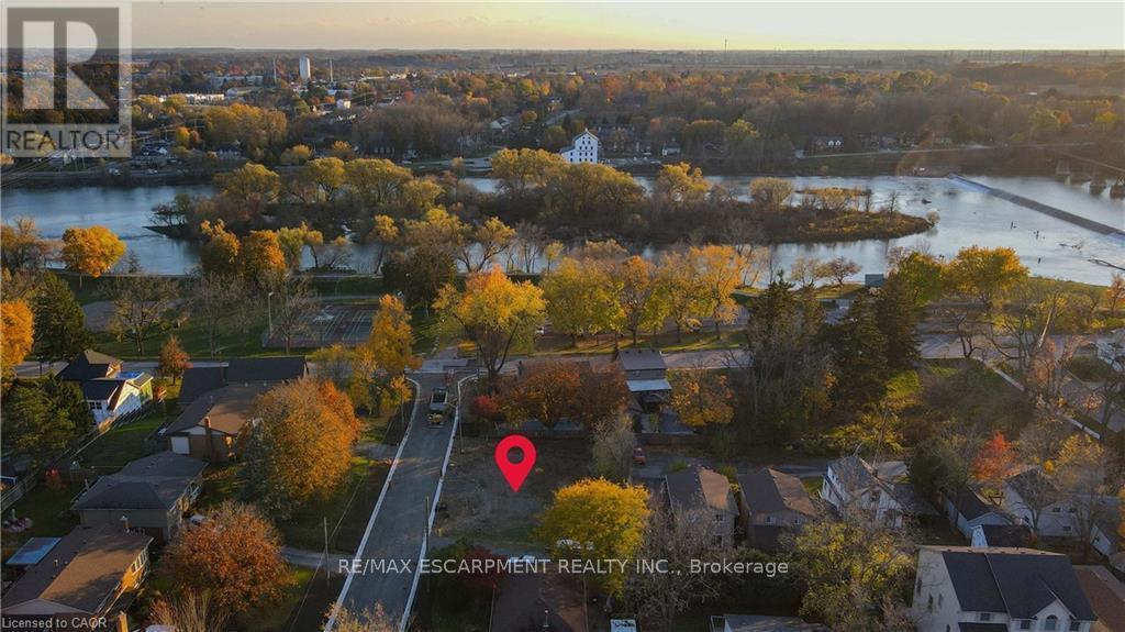 31 Inverness Street, Haldimand, Ontario  N3W 1B2 - Photo 3 - X12534152