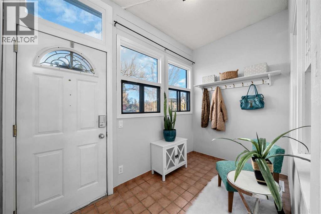 207 31 Avenue Nw, Calgary, Alberta  T2M 2P3 - Photo 3 - A2269657