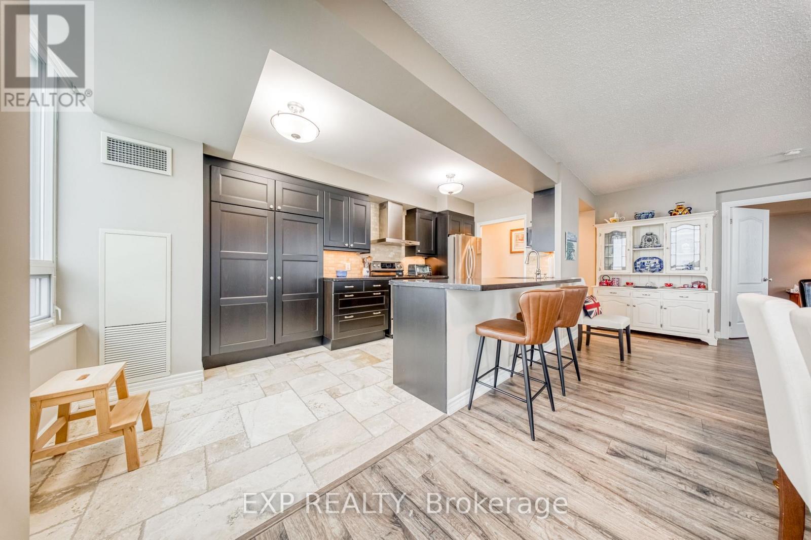 806 - 100 Promenade Circle, Vaughan, Ontario  L4J 7W7 - Photo 10 - N12534252