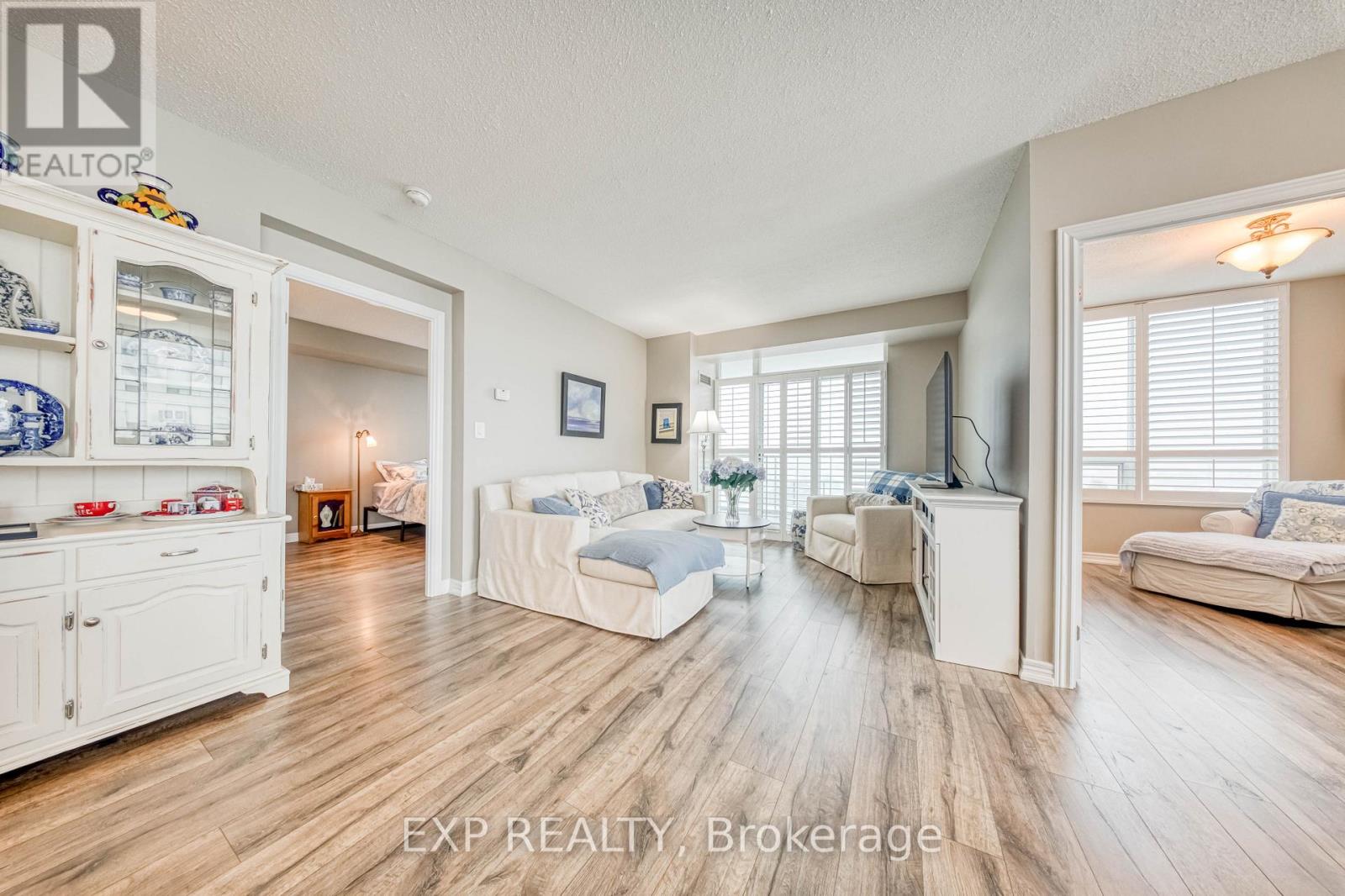 806 - 100 Promenade Circle, Vaughan, Ontario  L4J 7W7 - Photo 2 - N12534252