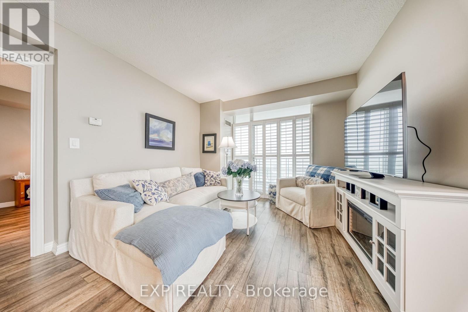 806 - 100 Promenade Circle, Vaughan, Ontario  L4J 7W7 - Photo 3 - N12534252