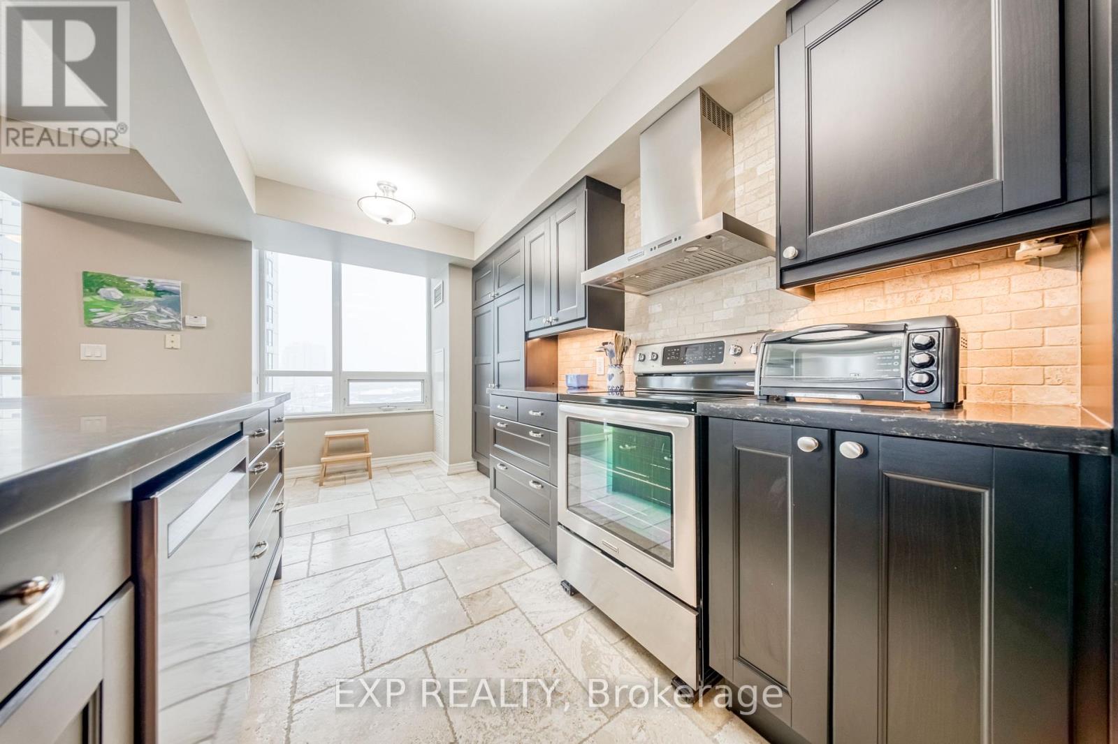 806 - 100 Promenade Circle, Vaughan, Ontario  L4J 7W7 - Photo 7 - N12534252