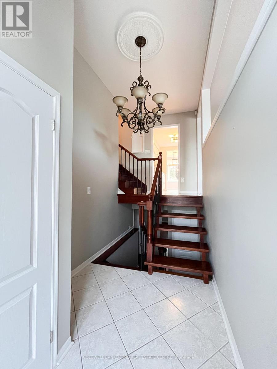 4 Wood Crescent, Bradford West Gwillimbury (Bradford), Ontario  L3Z 2G2 - Photo 3 - N12534262