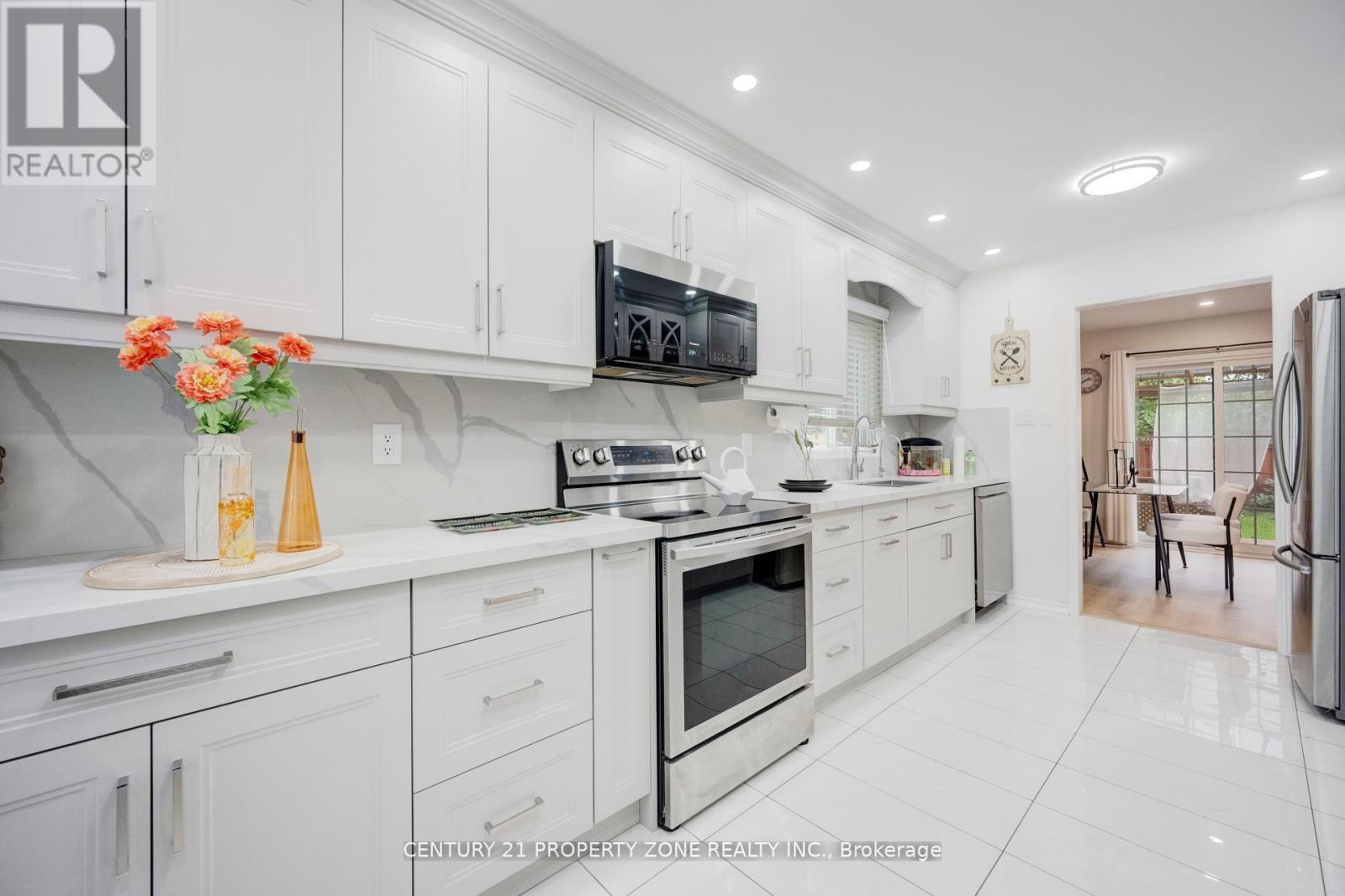 2 Cortez Court, Brampton, Ontario  L6X 3Z4 - Photo 5 - W12534306