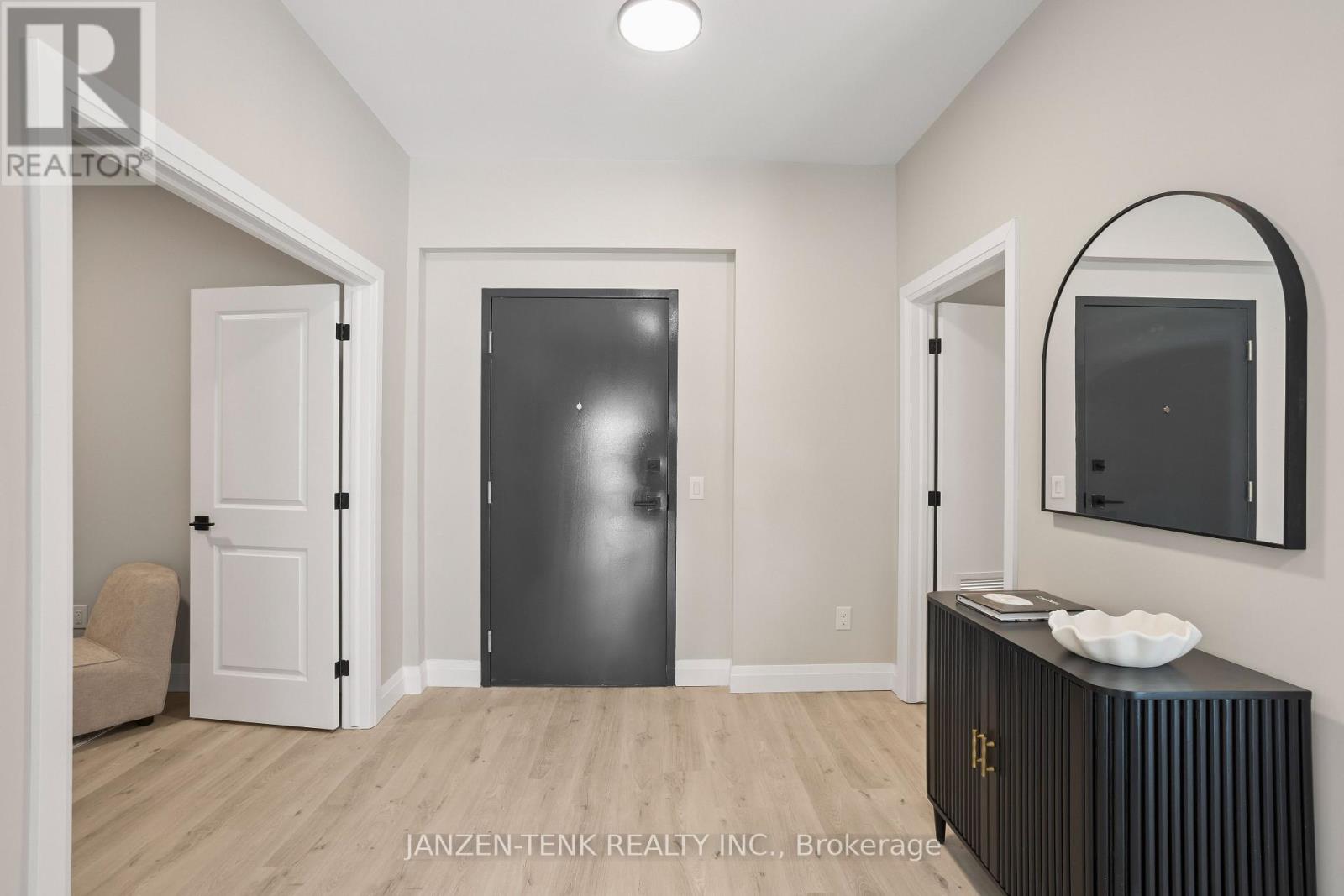 308 - 33318 Richmond Street, Lucan Biddulph, Ontario  N0M 2J0 - Photo 2 - X12534576