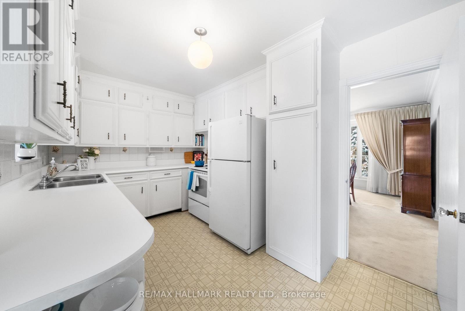 55 Sandringham Drive, Toronto, Ontario  M5M 3G4 - Photo 10 - C12534144