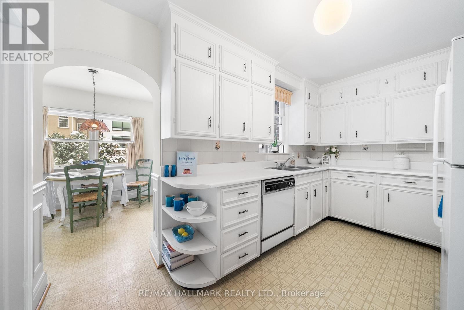 55 Sandringham Drive, Toronto, Ontario  M5M 3G4 - Photo 8 - C12534144