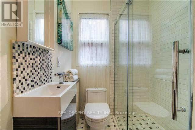 Upper - 827 Kingston Road, Toronto, Ontario  M4E 1R9 - Photo 9 - E12534546