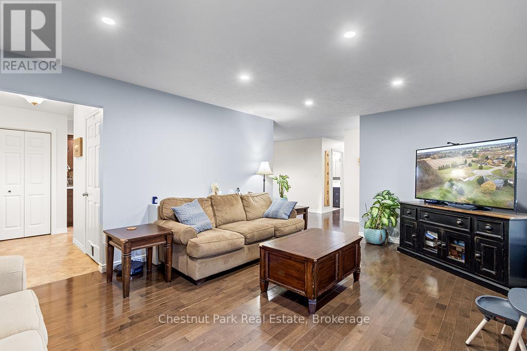 115 Mary Avenue, Georgian Bluffs, Ontario  N4K 5N5 - Photo 10 - X12534682