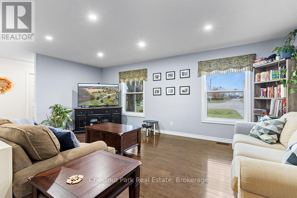 115 Mary Avenue, Georgian Bluffs, Ontario  N4K 5N5 - Photo 11 - X12534682