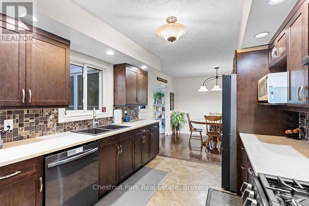 115 Mary Avenue, Georgian Bluffs, Ontario  N4K 5N5 - Photo 12 - X12534682