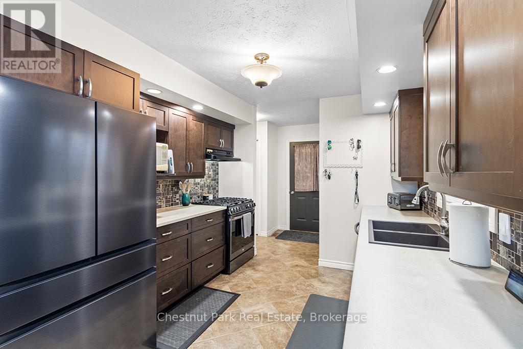 115 Mary Avenue, Georgian Bluffs, Ontario  N4K 5N5 - Photo 13 - X12534682