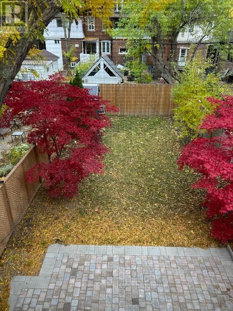 35 Highview Crescent, Toronto, Ontario  M6H 2Y3 - Photo 12 - W12534484