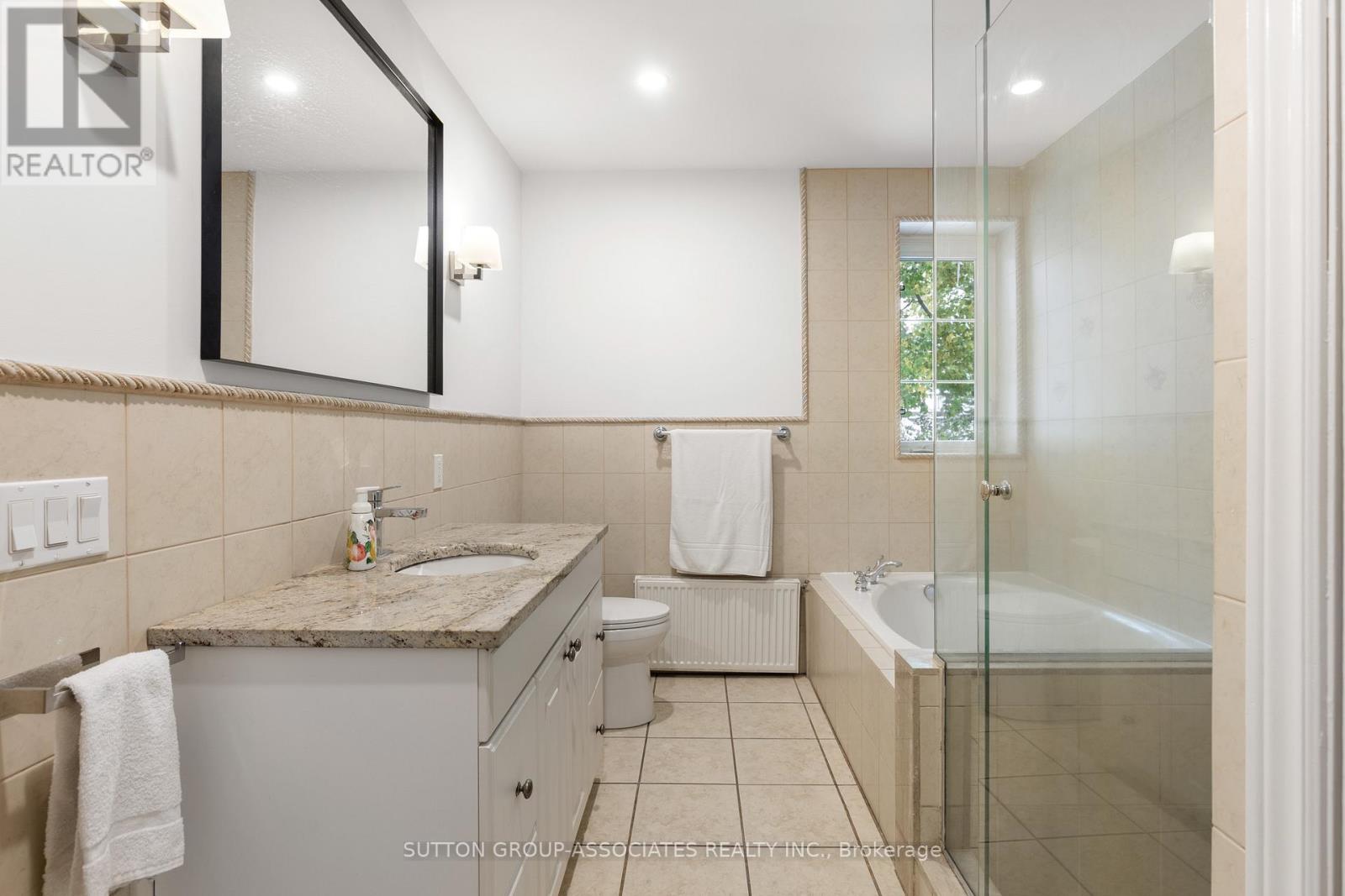 35 Highview Crescent, Toronto, Ontario  M6H 2Y3 - Photo 20 - W12534484