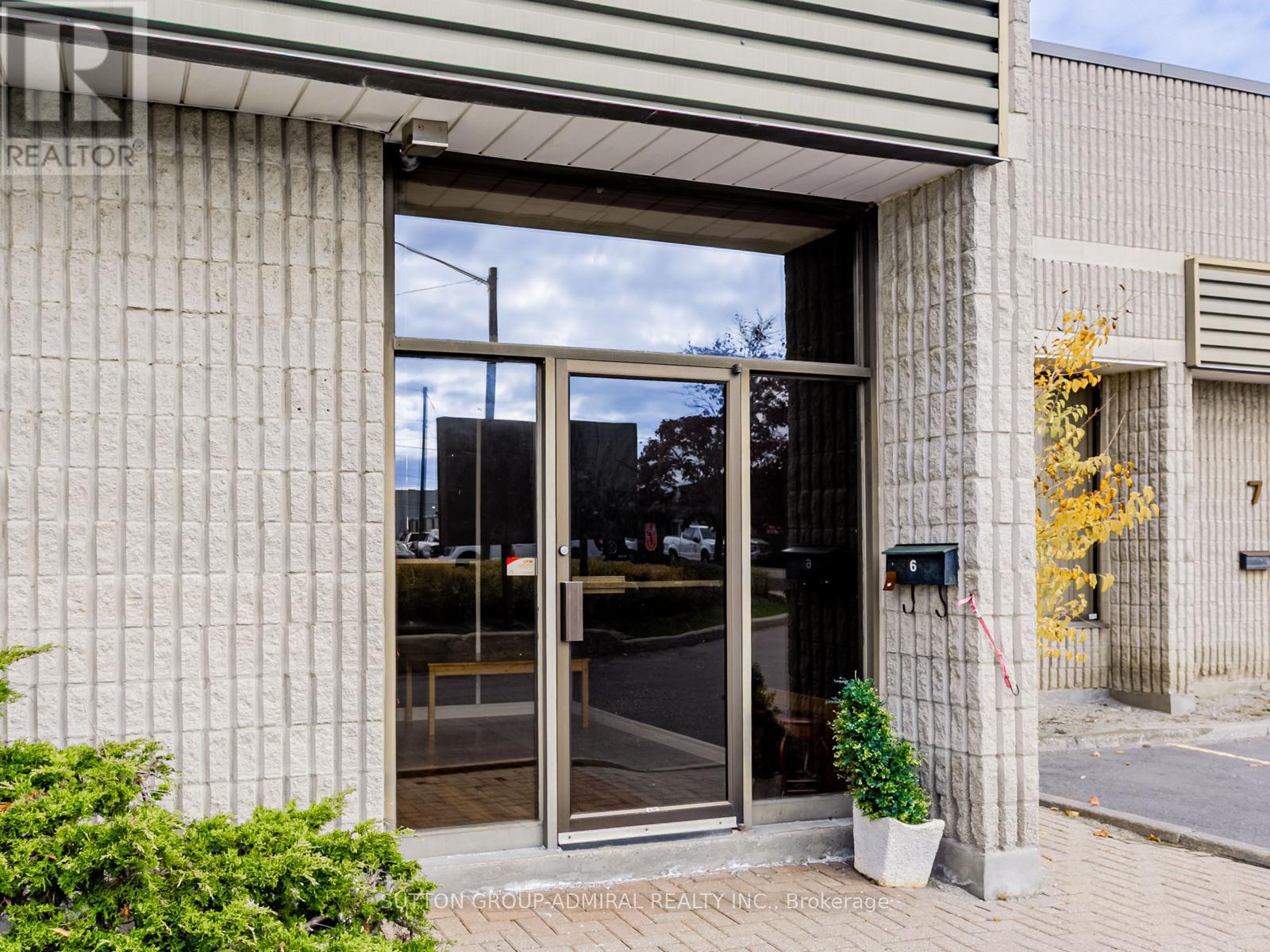 6 - 1605 Sedlescomb Drive, Mississauga, Ontario  L4X 1M4 - Photo 4 - W12534552