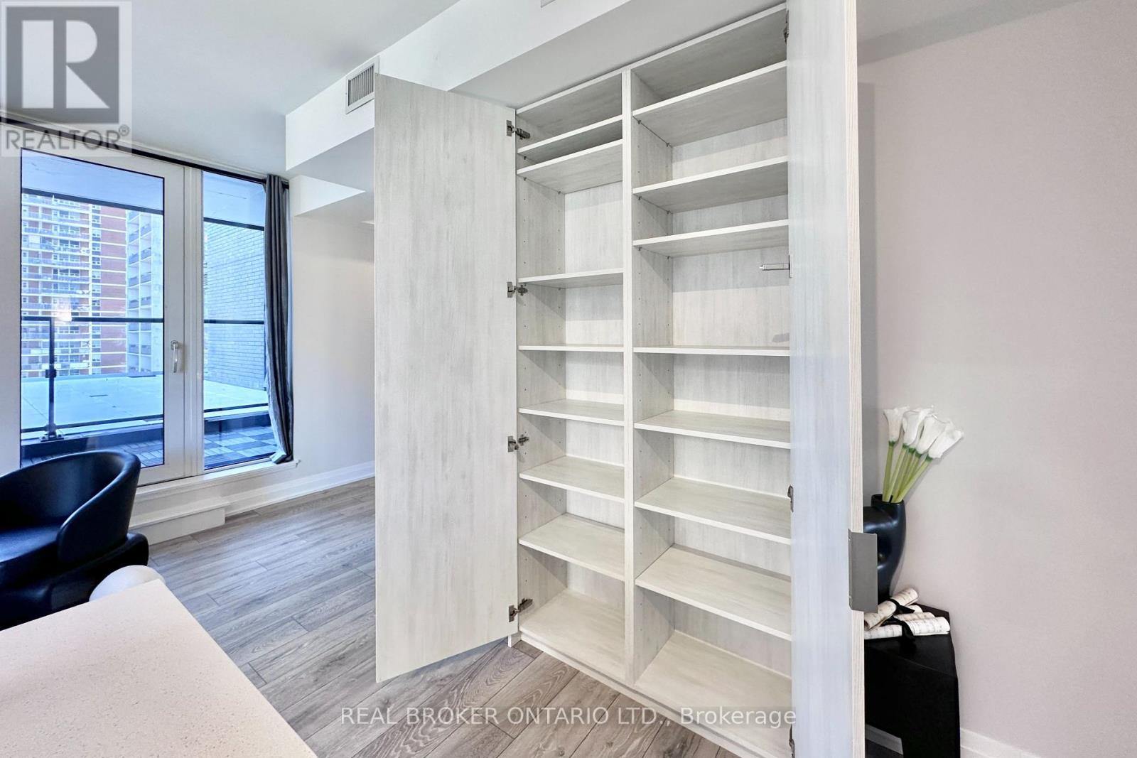 518 - 21 Park Street E, Mississauga, Ontario  L5G 1L7 - Photo 10 - W12534562