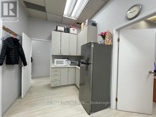 F - 2120 Eglinton Avenue W, Toronto, Ontario  M6E 2K8 - Photo 22 - W12534590