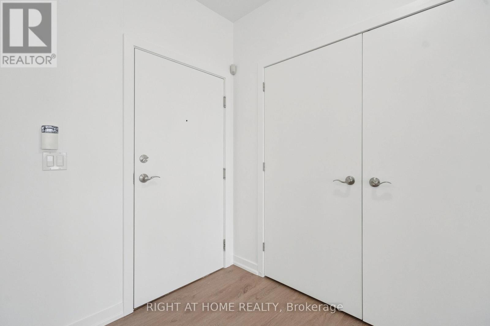 1002 - 551 Maple Avenue, Burlington, Ontario  L7S 1M7 - Photo 3 - W12534612