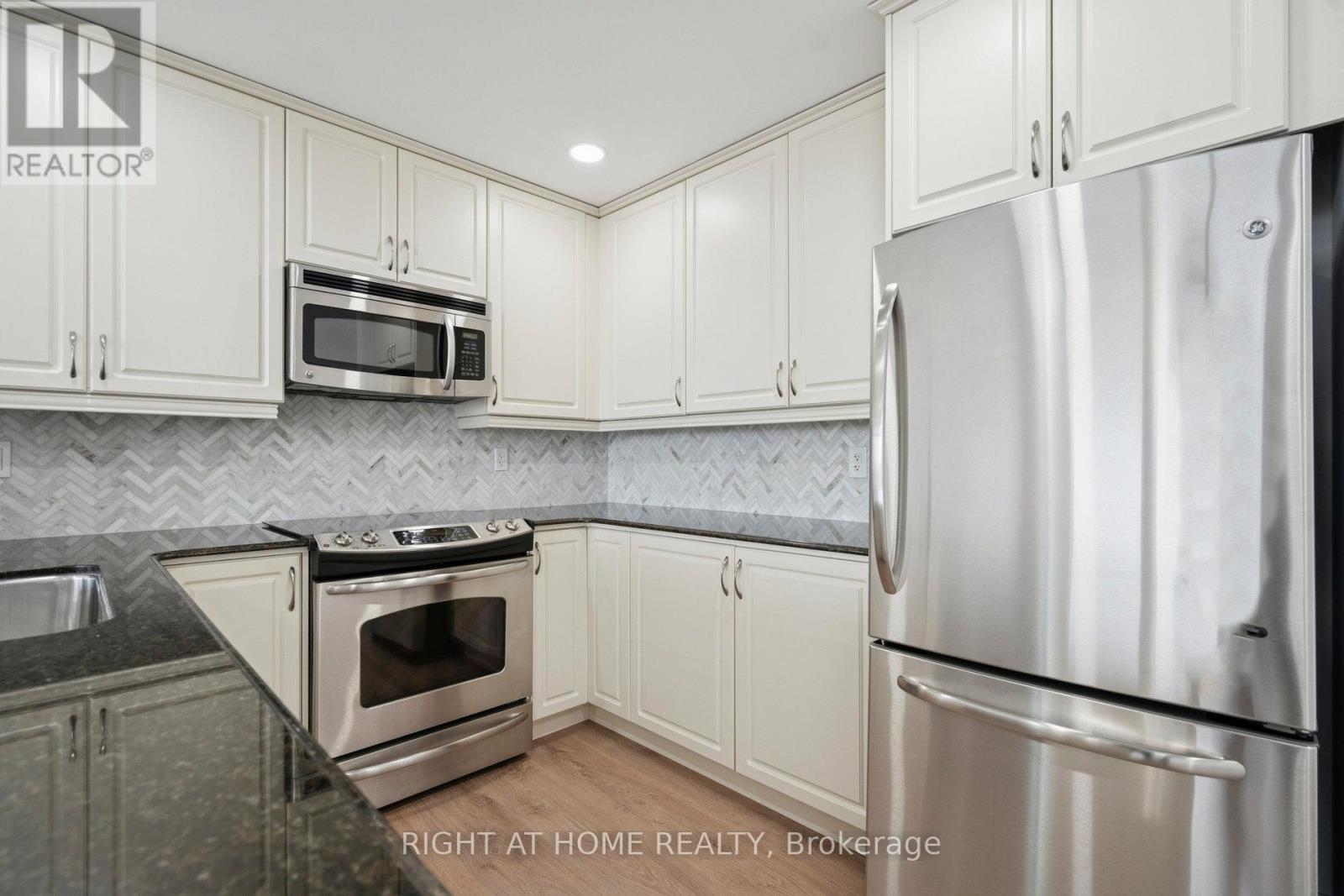 1002 - 551 Maple Avenue, Burlington, Ontario  L7S 1M7 - Photo 4 - W12534612