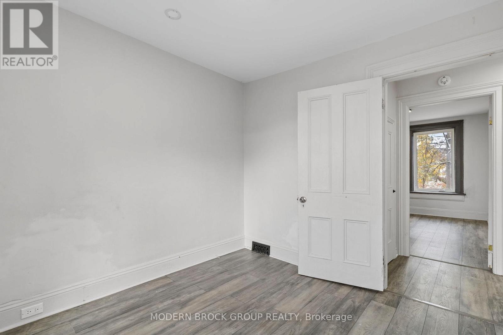 16 Tunnel Avenue, Brockville, Ontario K6V 4S6 - Photo 25 - X12534638