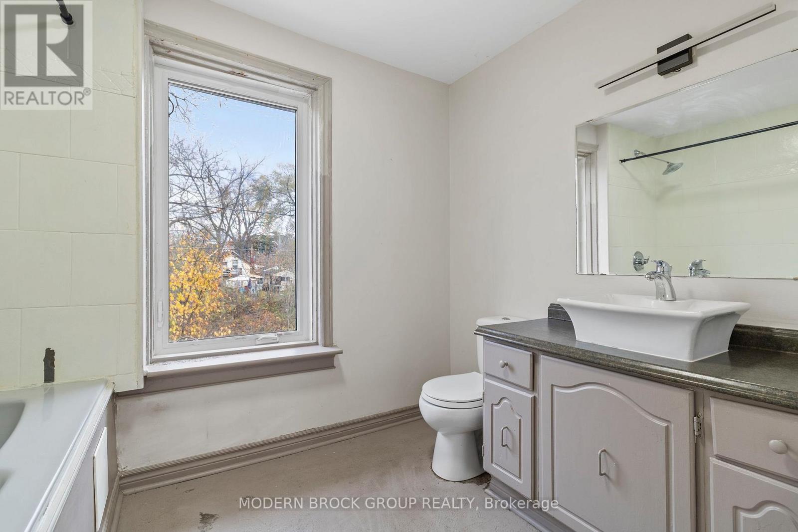 16 Tunnel Avenue, Brockville, Ontario K6V 4S6 - Photo 29 - X12534638