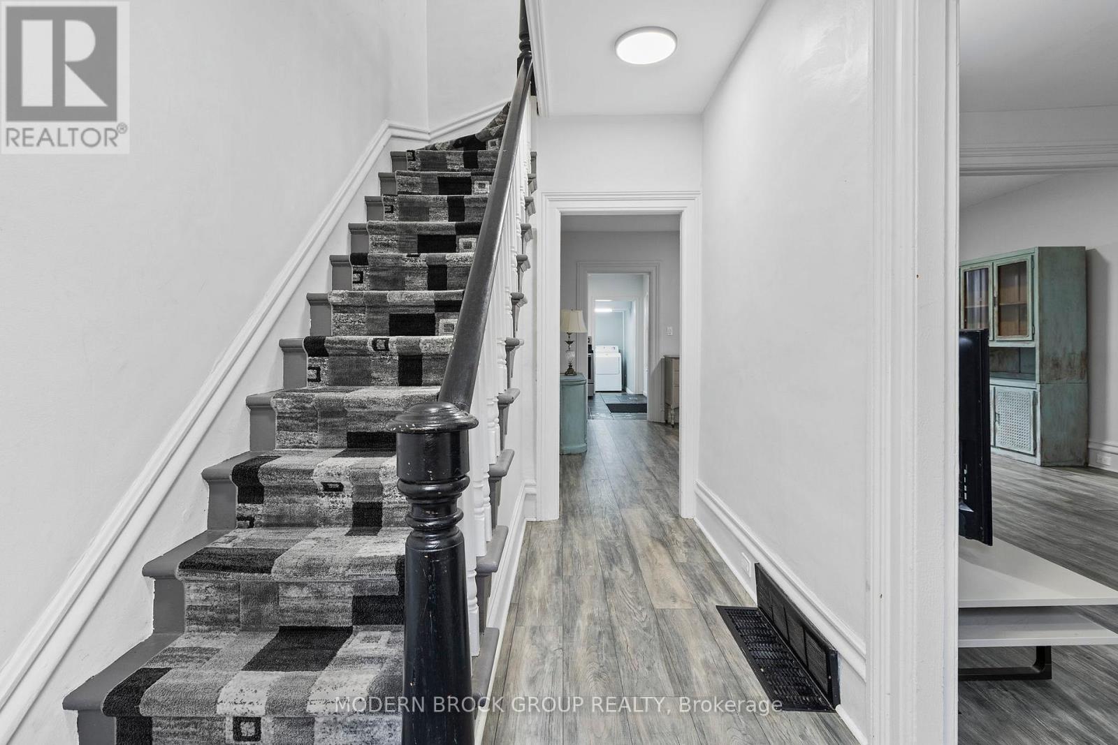 16 Tunnel Avenue, Brockville, Ontario K6V 4S6 - Photo 6 - X12534638