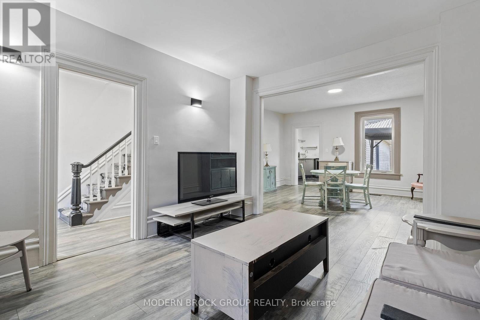 16 Tunnel Avenue, Brockville, Ontario K6V 4S6 - Photo 8 - X12534638