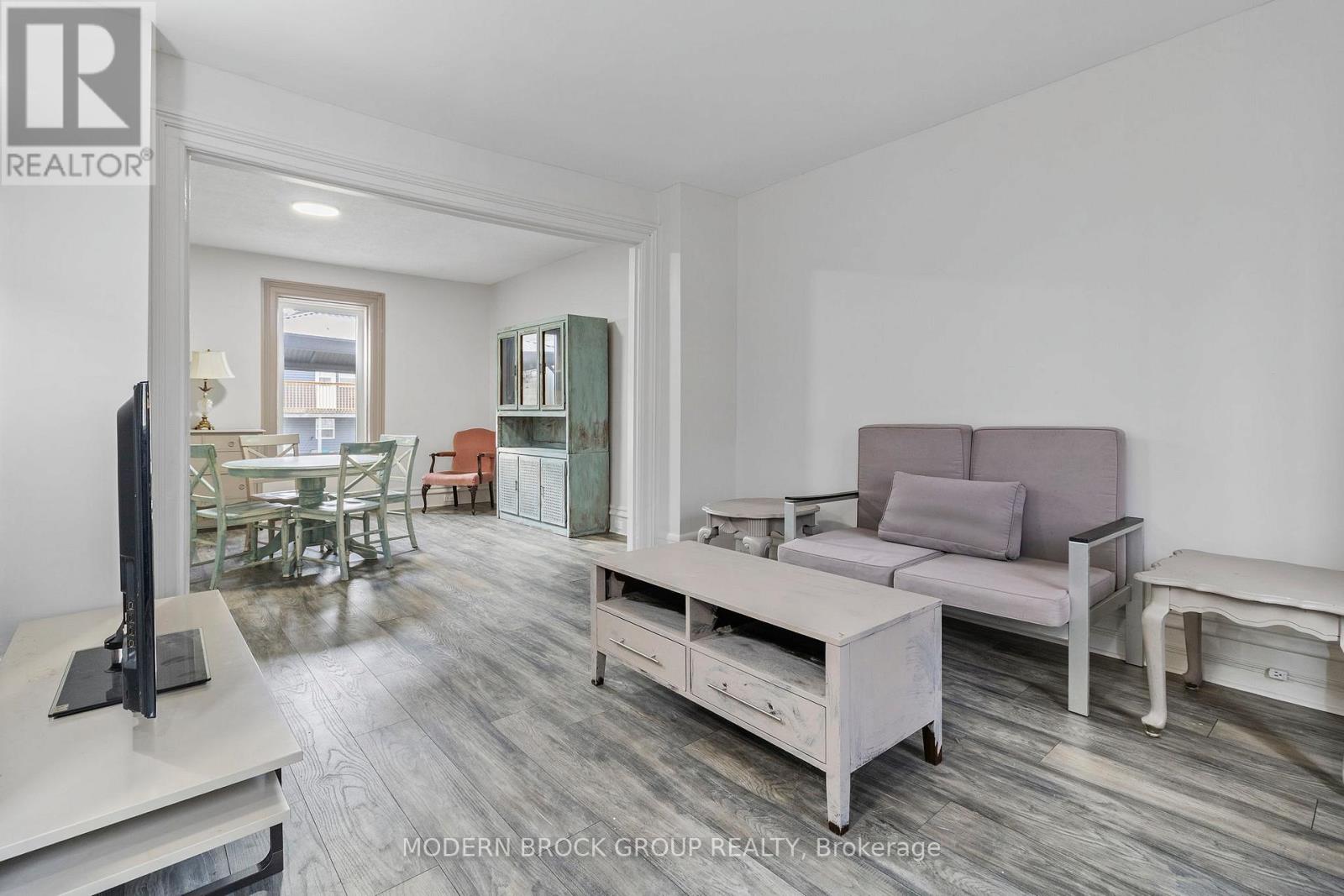 16 Tunnel Avenue, Brockville, Ontario K6V 4S6 - Photo 9 - X12534638