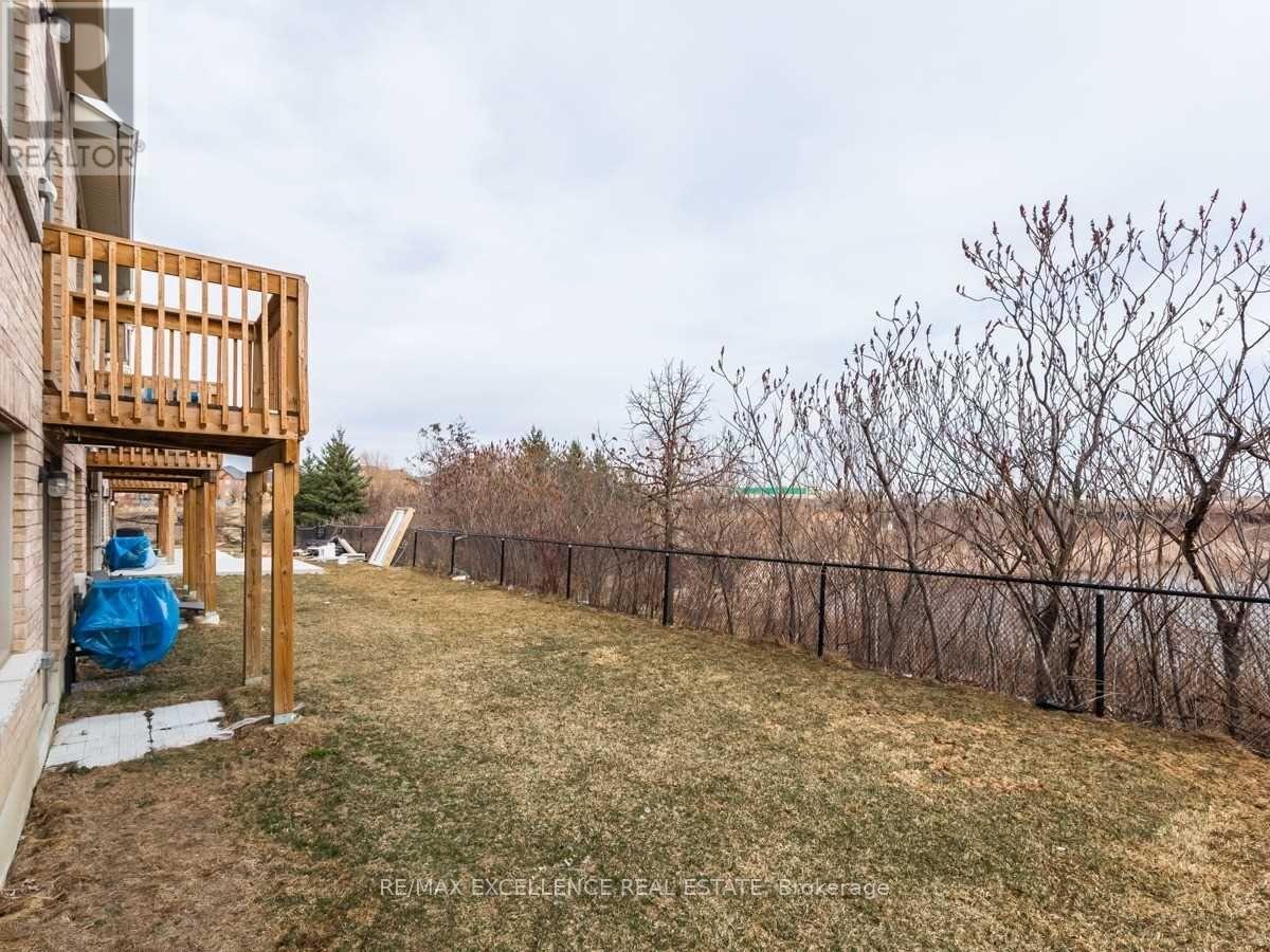 38 Davenfield Circle, Brampton, Ontario  L6P 4M2 - Photo 11 - W12486416