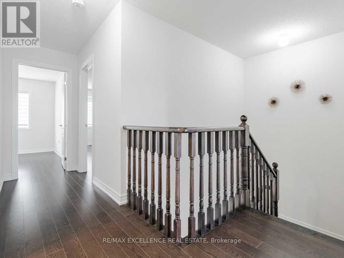 38 Davenfield Circle, Brampton, Ontario  L6P 4M2 - Photo 12 - W12486416