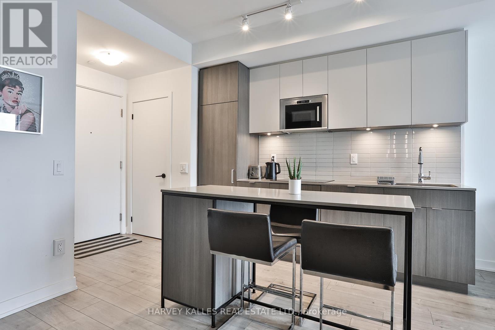 338 - 215 Lakeshore Road W, Mississauga, Ontario  L5H 1G5 - Photo 2 - W12532928