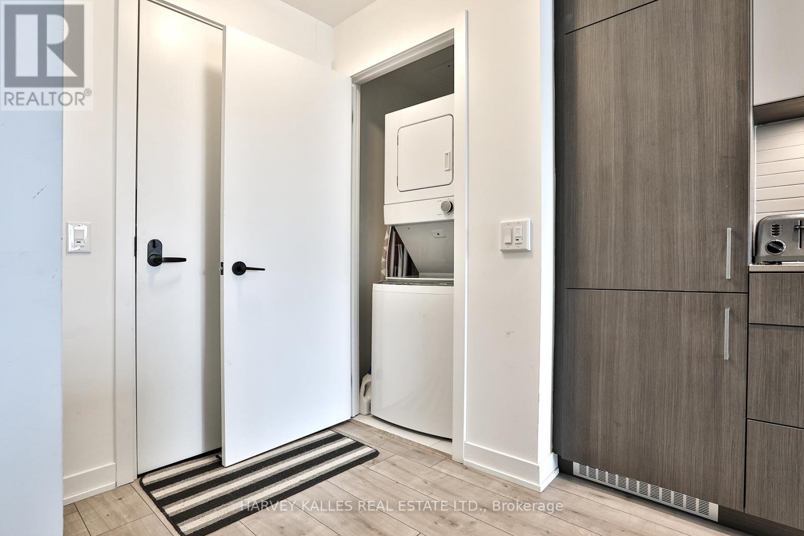 338 - 215 Lakeshore Road W, Mississauga, Ontario  L5H 1G5 - Photo 5 - W12532928