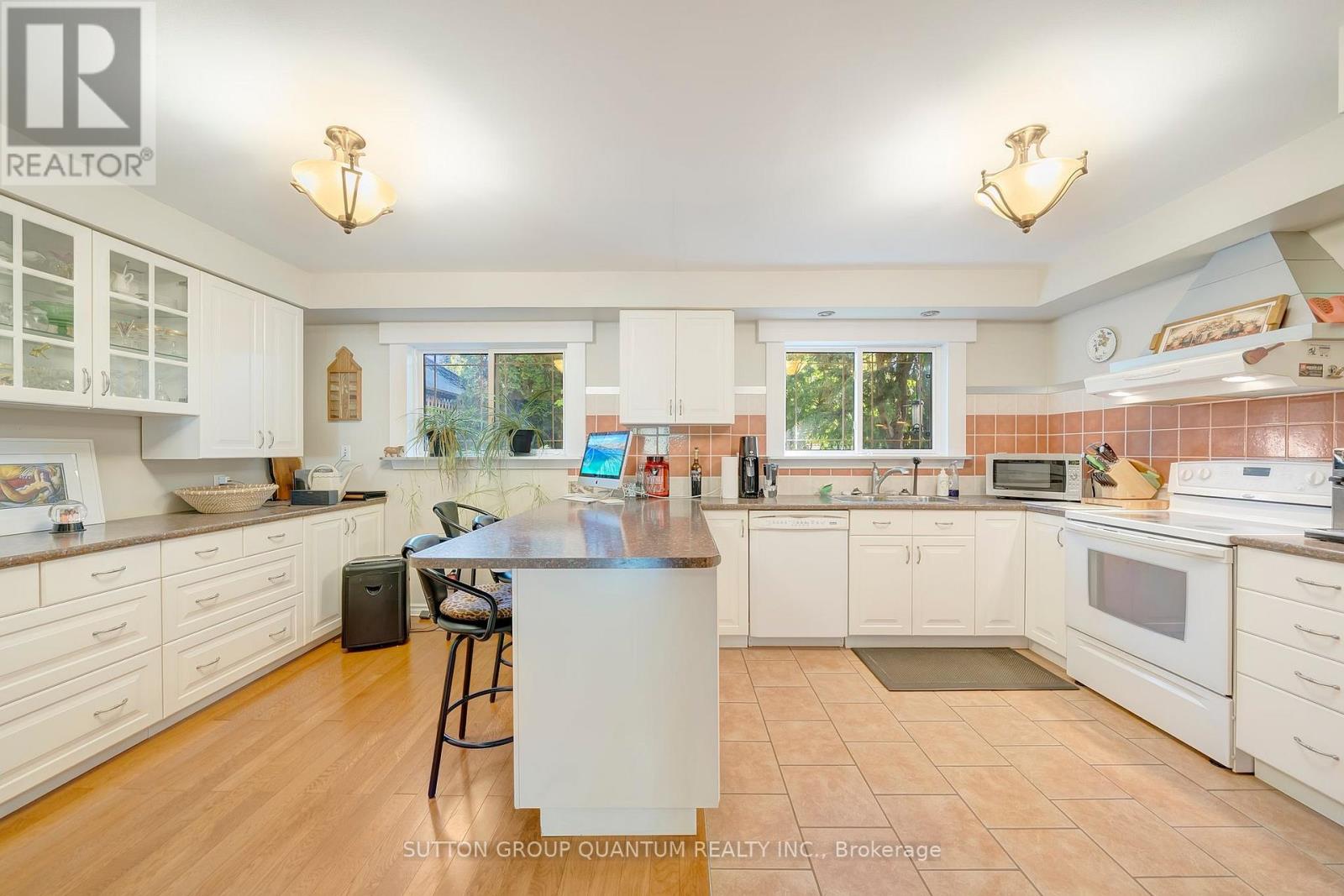 1224 Fairdale Drive, Mississauga, Ontario  L5C 1K4 - Photo 10 - W12534648