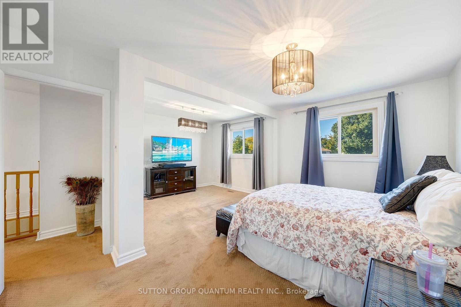 1224 Fairdale Drive, Mississauga, Ontario  L5C 1K4 - Photo 15 - W12534648