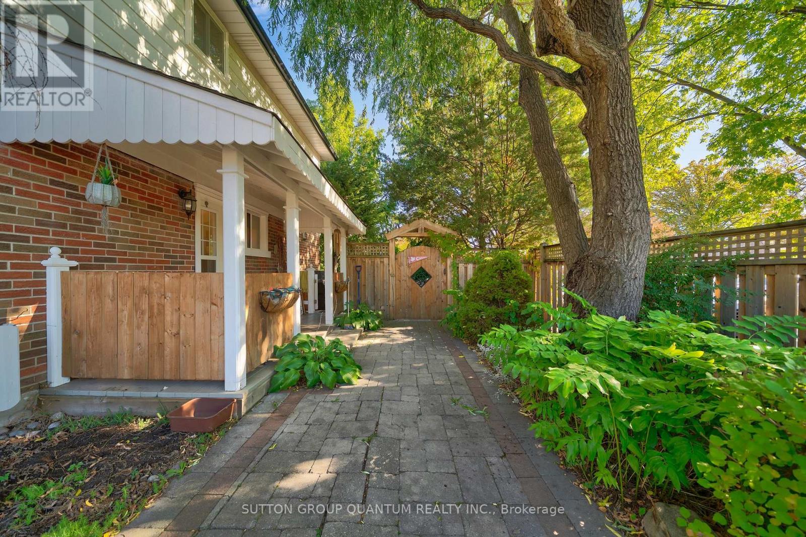 1224 Fairdale Drive, Mississauga, Ontario  L5C 1K4 - Photo 2 - W12534648