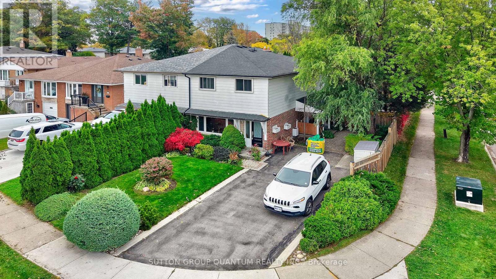 1224 Fairdale Drive, Mississauga, Ontario  L5C 1K4 - Photo 29 - W12534648