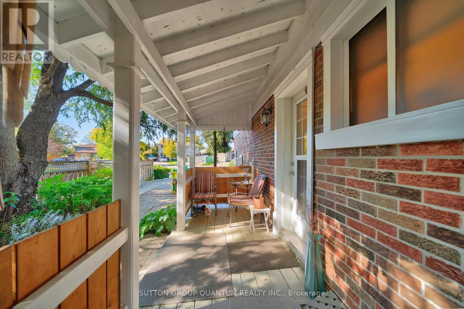 1224 Fairdale Drive, Mississauga, Ontario  L5C 1K4 - Photo 3 - W12534648