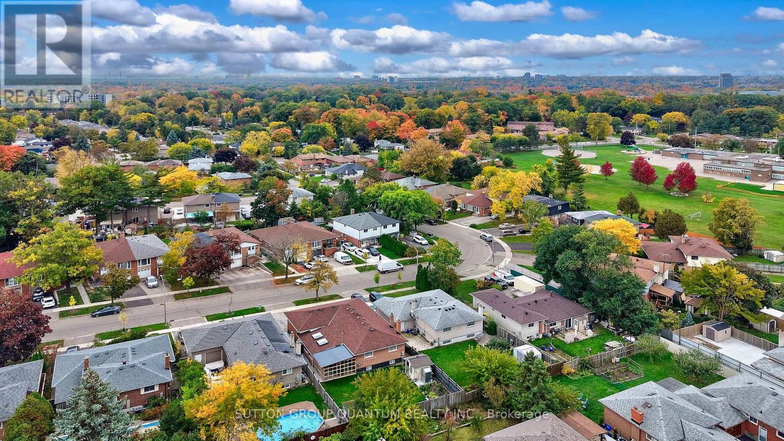 1224 Fairdale Drive, Mississauga, Ontario  L5C 1K4 - Photo 30 - W12534648