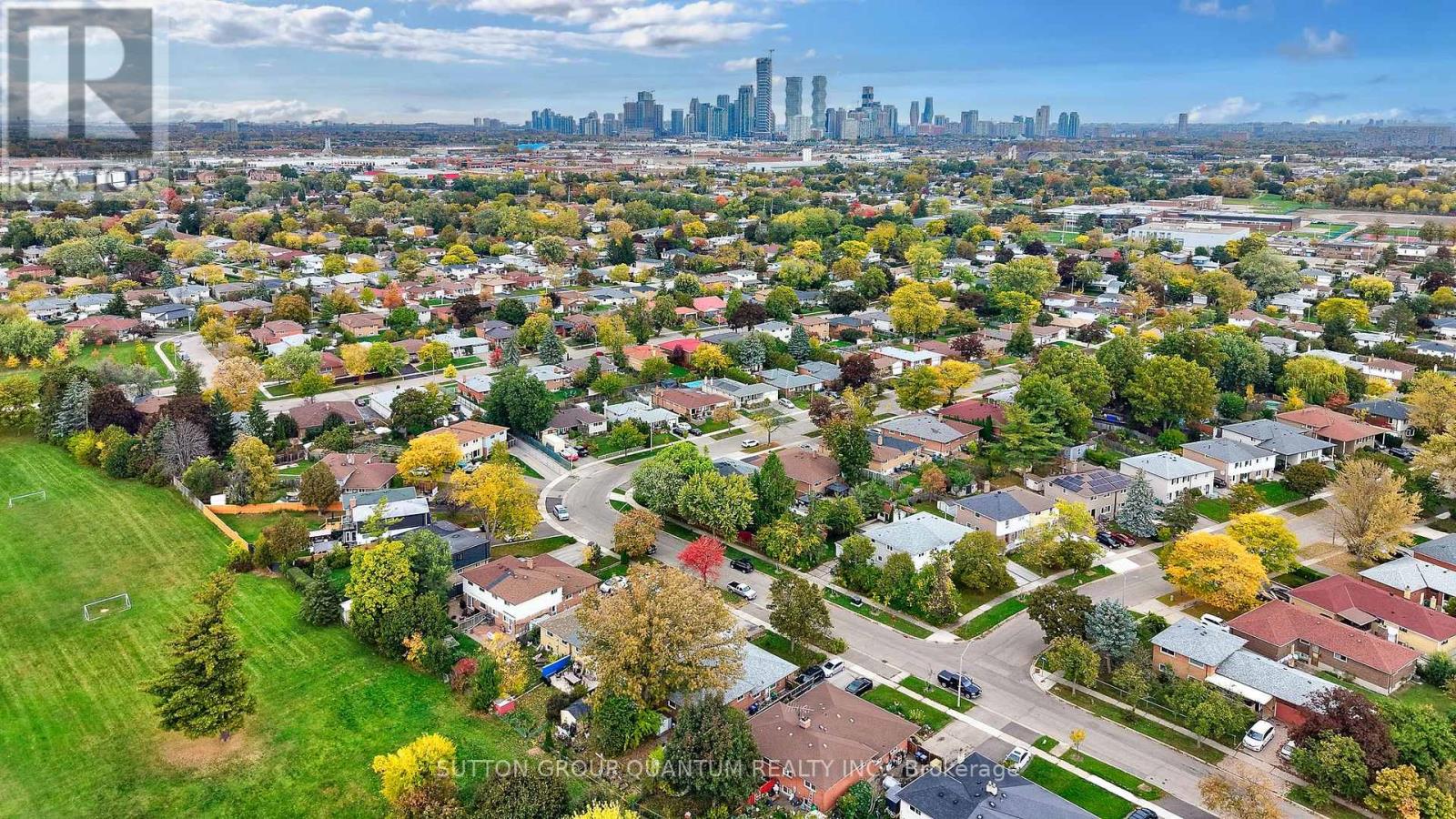 1224 Fairdale Drive, Mississauga, Ontario  L5C 1K4 - Photo 32 - W12534648