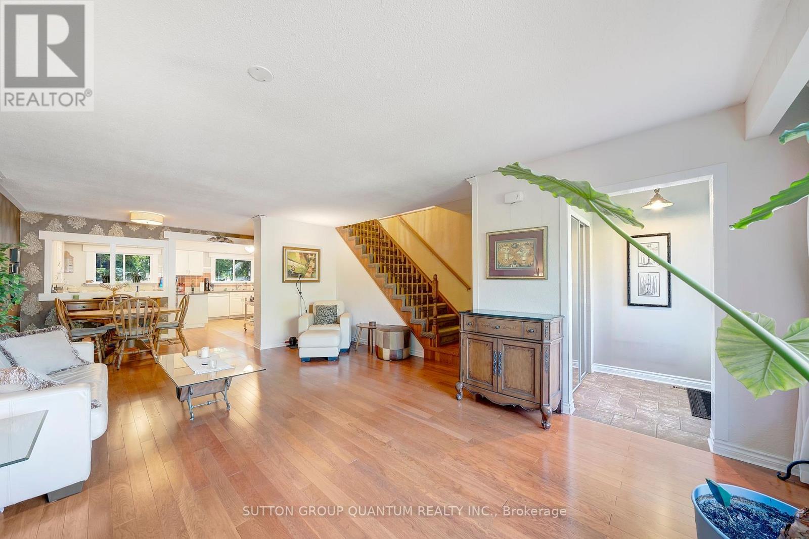 1224 Fairdale Drive, Mississauga, Ontario  L5C 1K4 - Photo 4 - W12534648