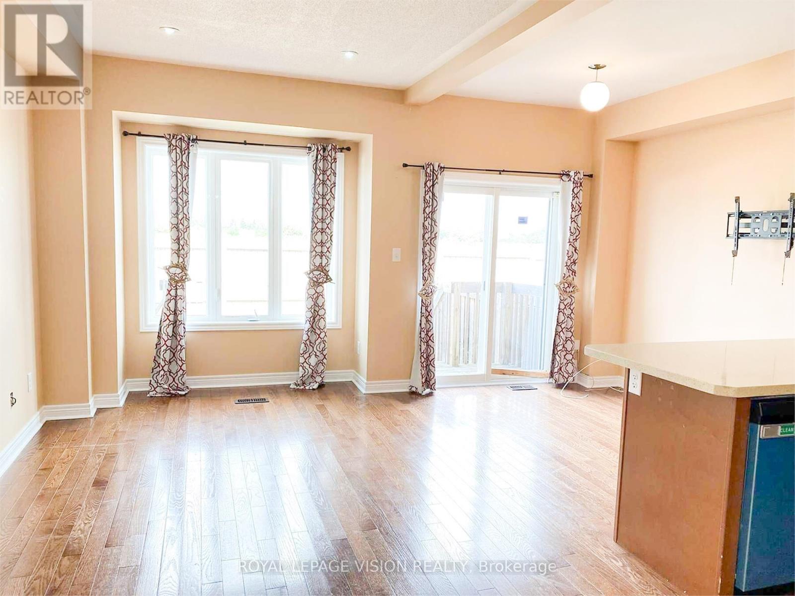 7429 Saint Barbara Boulevard, Mississauga, Ontario  L5W 0G3 - Photo 10 - W12534654