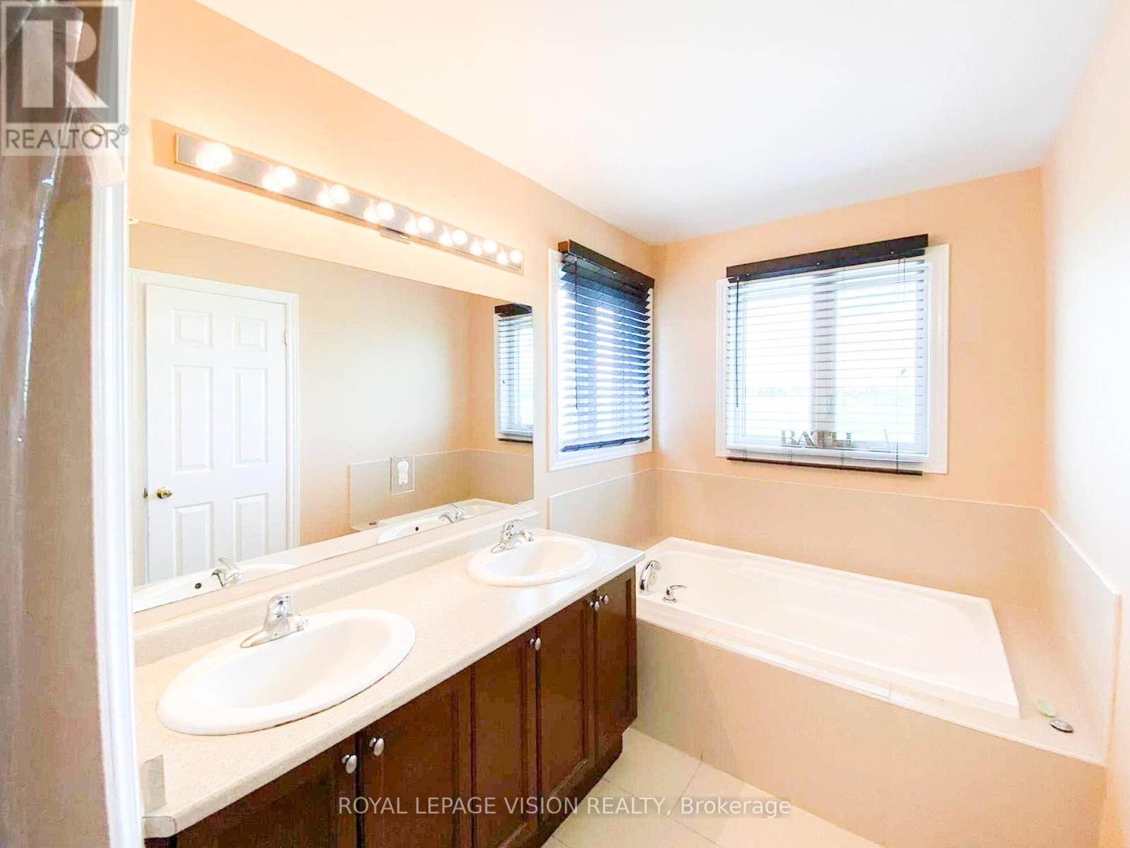 7429 Saint Barbara Boulevard, Mississauga, Ontario  L5W 0G3 - Photo 13 - W12534654