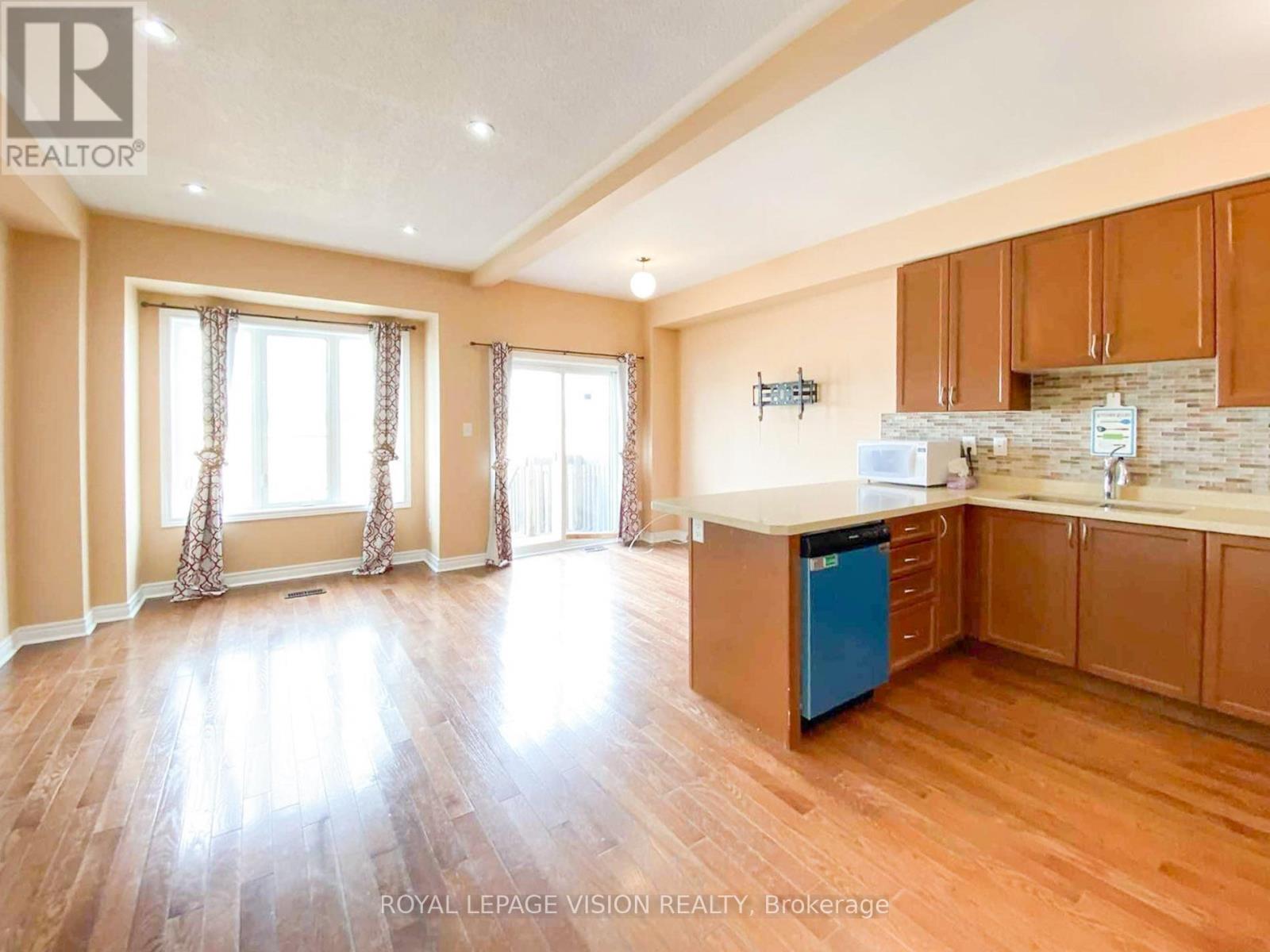7429 Saint Barbara Boulevard, Mississauga, Ontario  L5W 0G3 - Photo 3 - W12534654