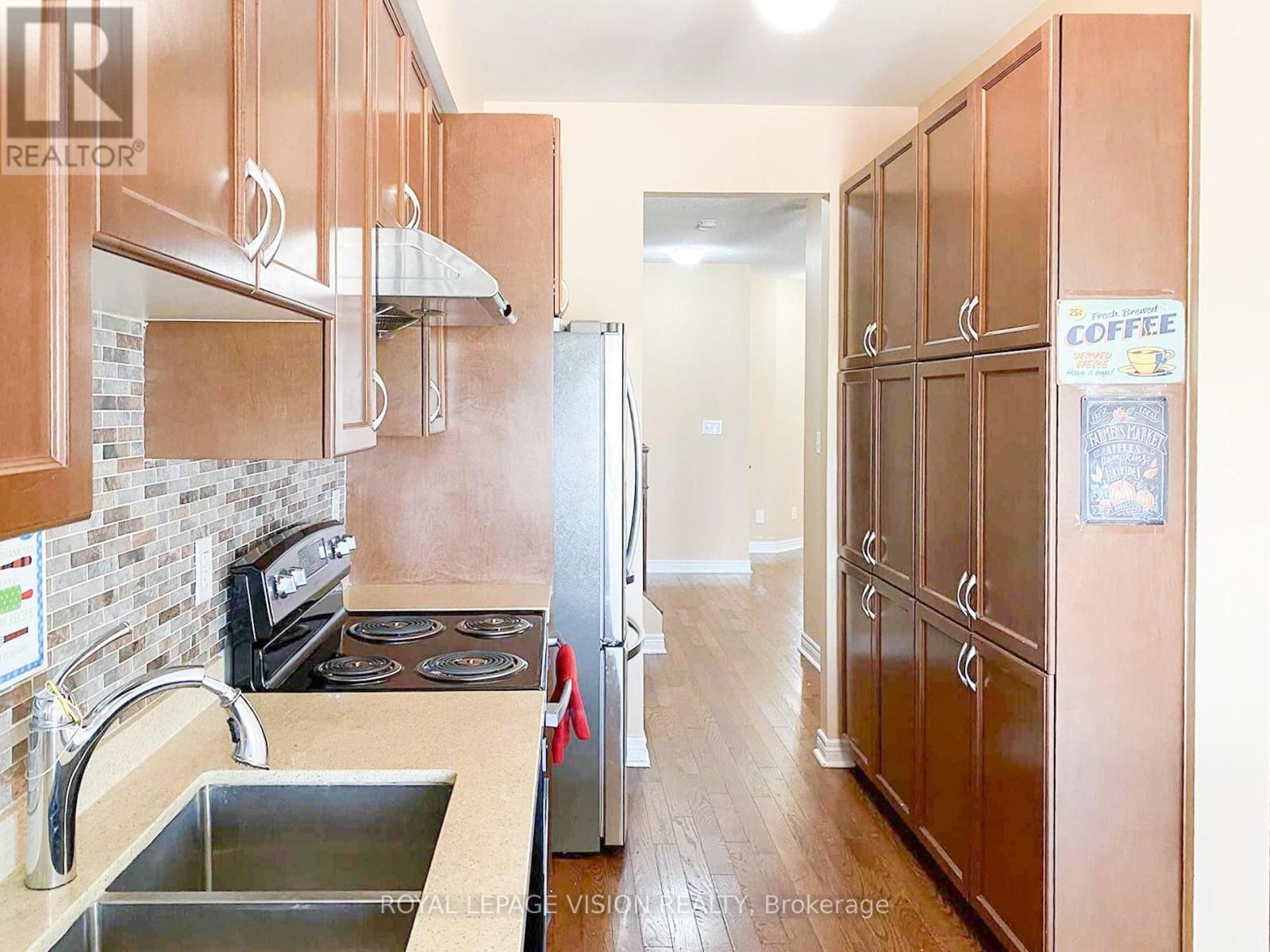 7429 Saint Barbara Boulevard, Mississauga, Ontario  L5W 0G3 - Photo 5 - W12534654