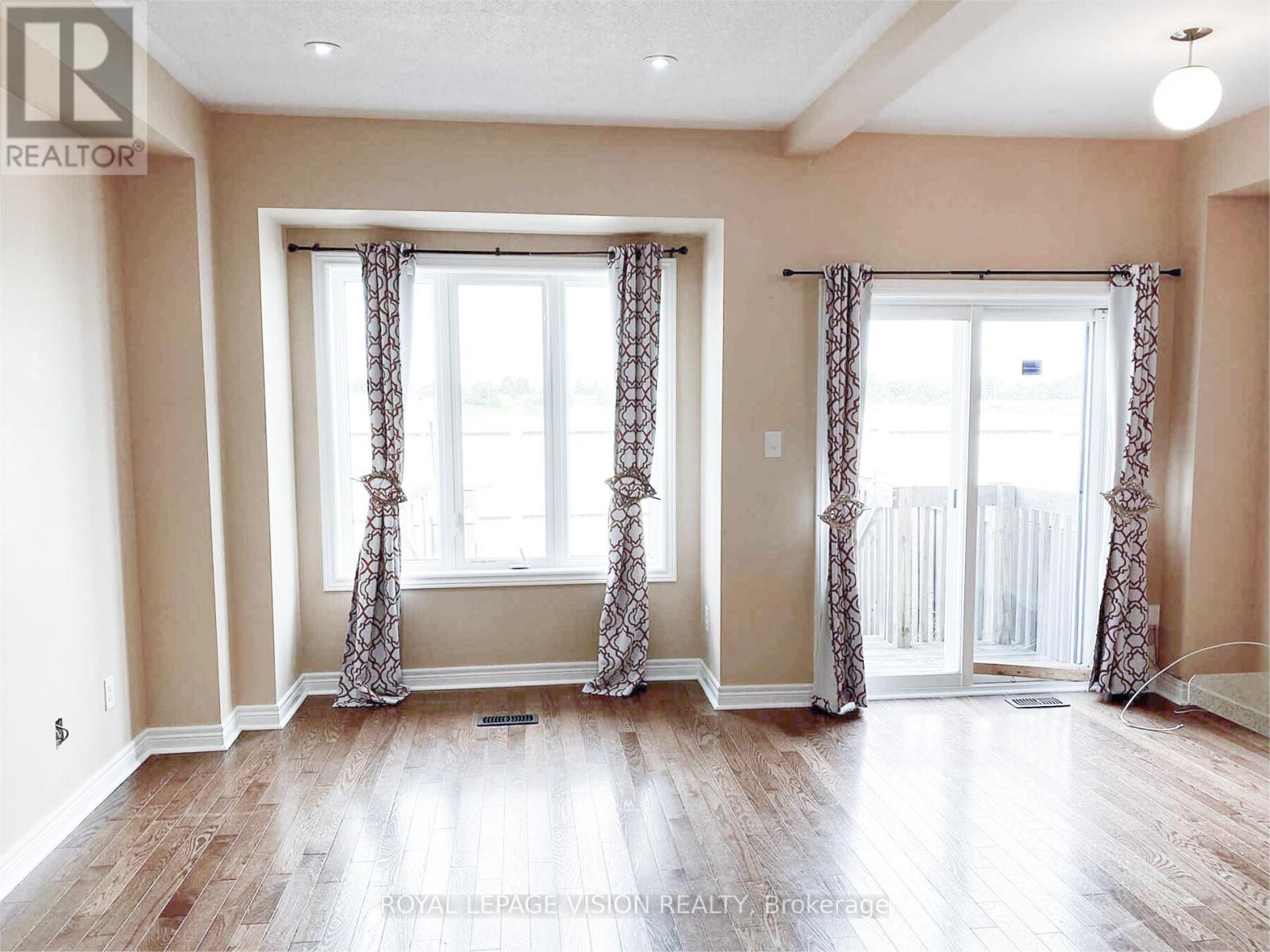 7429 Saint Barbara Boulevard, Mississauga, Ontario  L5W 0G3 - Photo 6 - W12534654