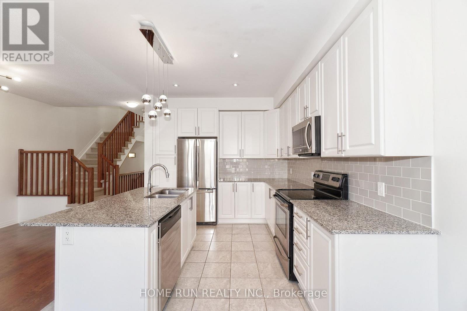 118 Overberg Way, Ottawa, Ontario K2S 0V9 - Photo 11 - X12489036