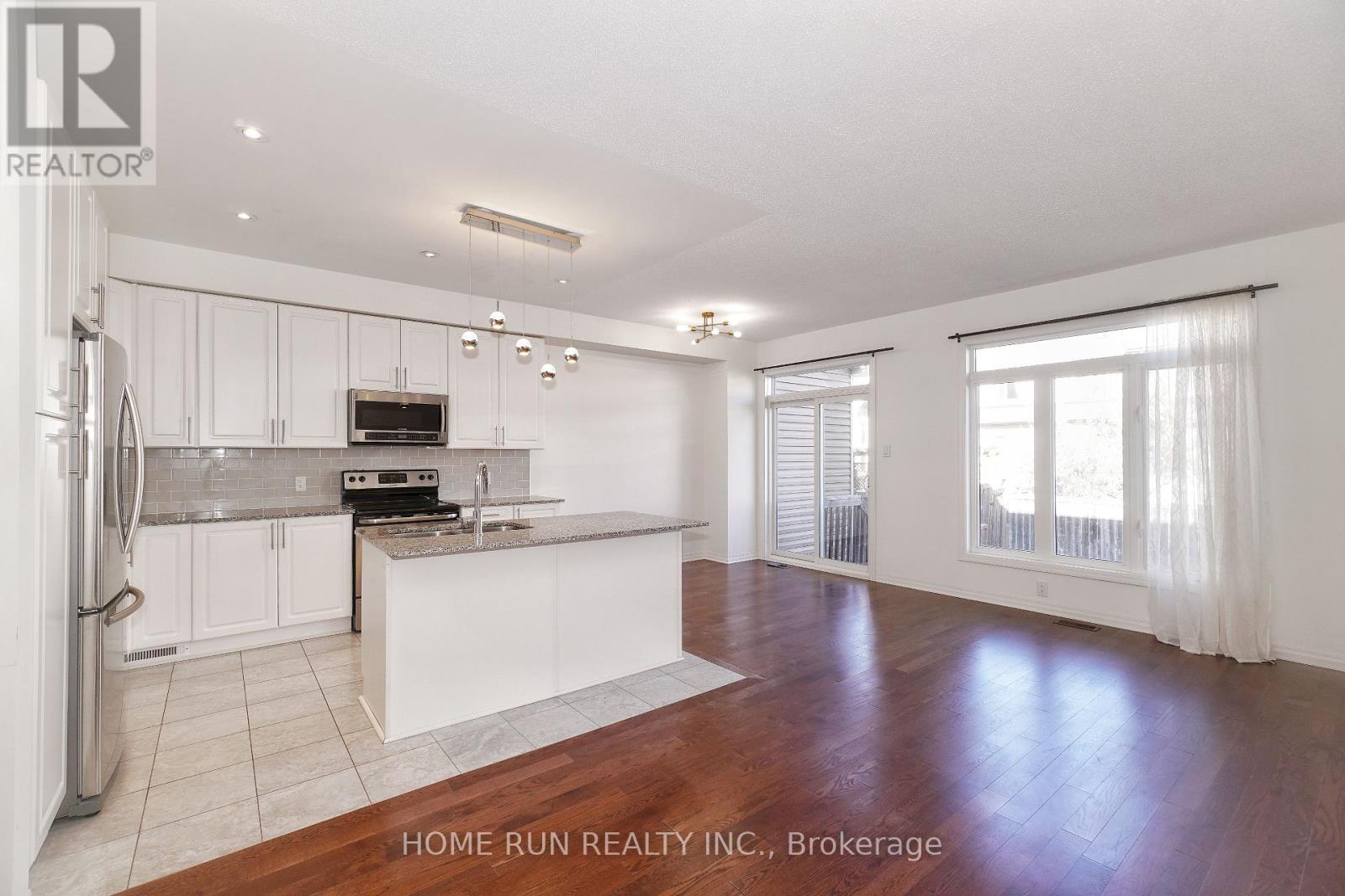 118 Overberg Way, Ottawa, Ontario K2S 0V9 - Photo 2 - X12489036